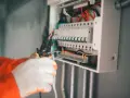 Jak wyciągnąć bezpiecznik bez ryzyka uszkodzenia instalacji elektrycznej