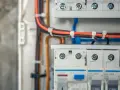 Nowoczesna instalacja elektryczna bezpuszkowa z uporządkowanymi przewodami w skrzynce rozdzielczej.