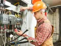 Ile zarabia elektryk po zawodówce? Zaskakujące fakty o wynagrodzeniach