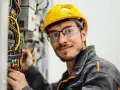 Ile zarabia elektryk wysokich napięć? Sprawdź pensje i możliwości zarobku
