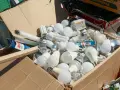 Kartonowe pudła pełne zużytych żarówek, świetlówek i halogenów. Zastanawiasz się, gdzie wyrzucić żarówki? Tutaj!