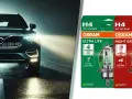 Ciemny samochód z włączonymi światłami pozycyjnymi na mokrej drodze. Obok opakowania żarówek OSRAM H4: Ultra Life, Night Breaker, Cool Blue Intense.