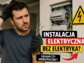 Zastanawiasz się nad instalacją elektryczną i ceną robocizny? Mężczyzna z przewodami w ręku i rozdzielnicą elektryczną w tle.