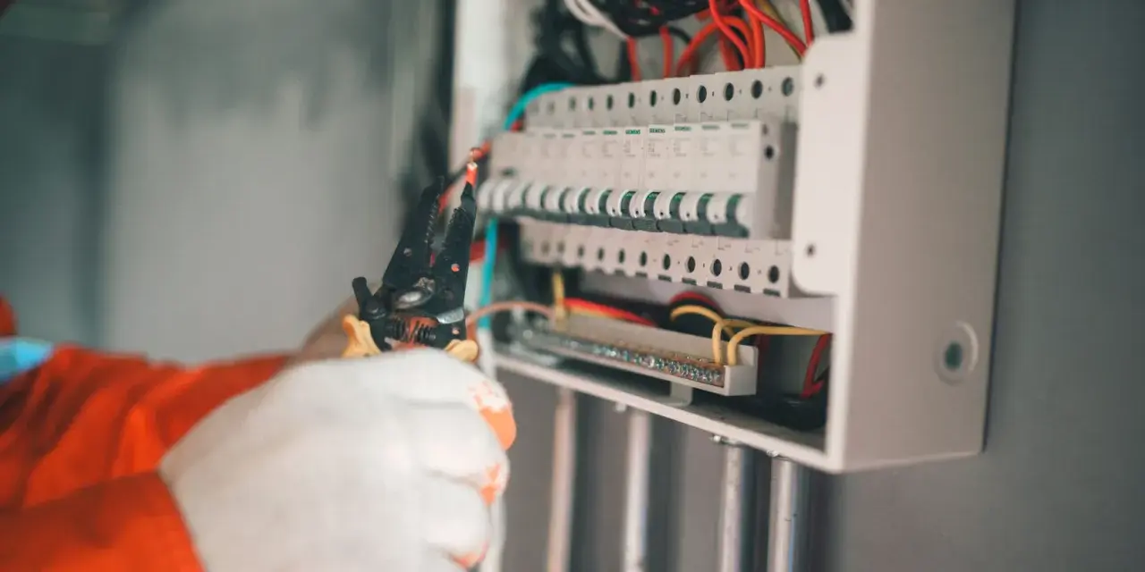 Jak wyciągnąć bezpiecznik bez ryzyka uszkodzenia instalacji elektrycznej