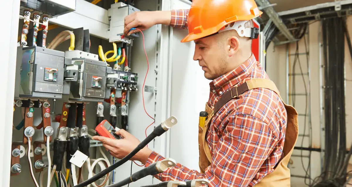 Ile zarabia elektryk po zawodówce? Zaskakujące fakty o wynagrodzeniach