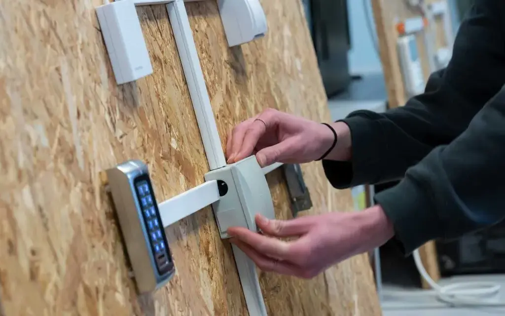 Technik elektryk jakie przedmioty rozszerzone - klucz do sukcesu w zawodzie