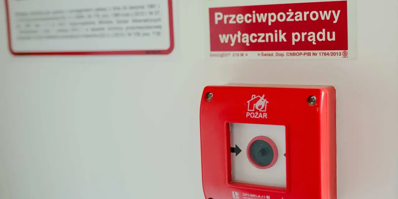 Kiedy wymagany jest przeciwpożarowy wyłącznik prądu w budynkach?