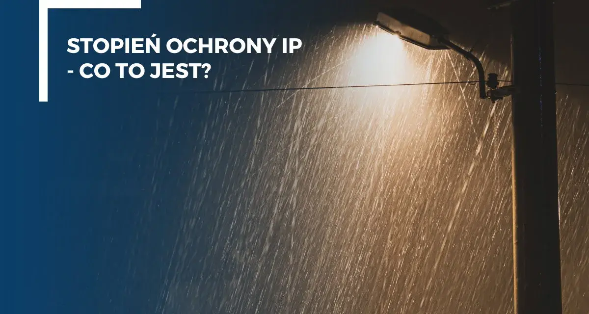 Latarnia uliczna świeci w deszczu. Tekst informuje, co oznacza stopień ochrony IP55, czyli odporność na kurz i strumienie wody.