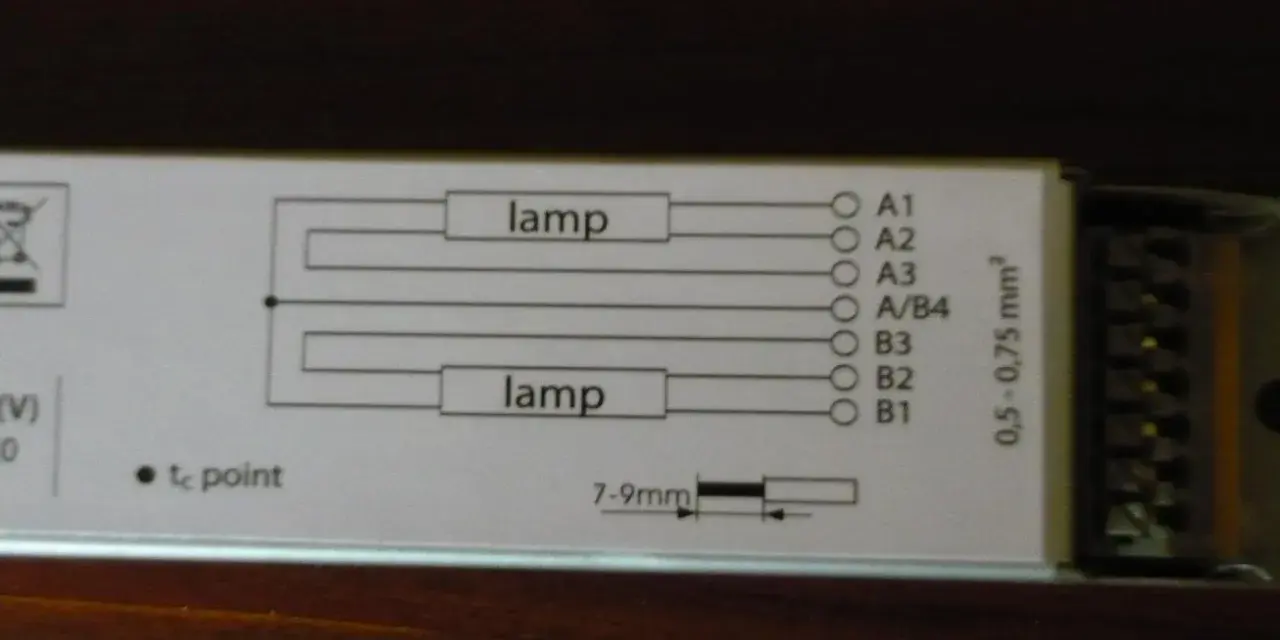 Schemat podłączenia dwóch lamp fluorescencyjnych do statecznika. Widać oznaczenia punktów przyłączeniowych A1-A3, A/B4, B1-B3.