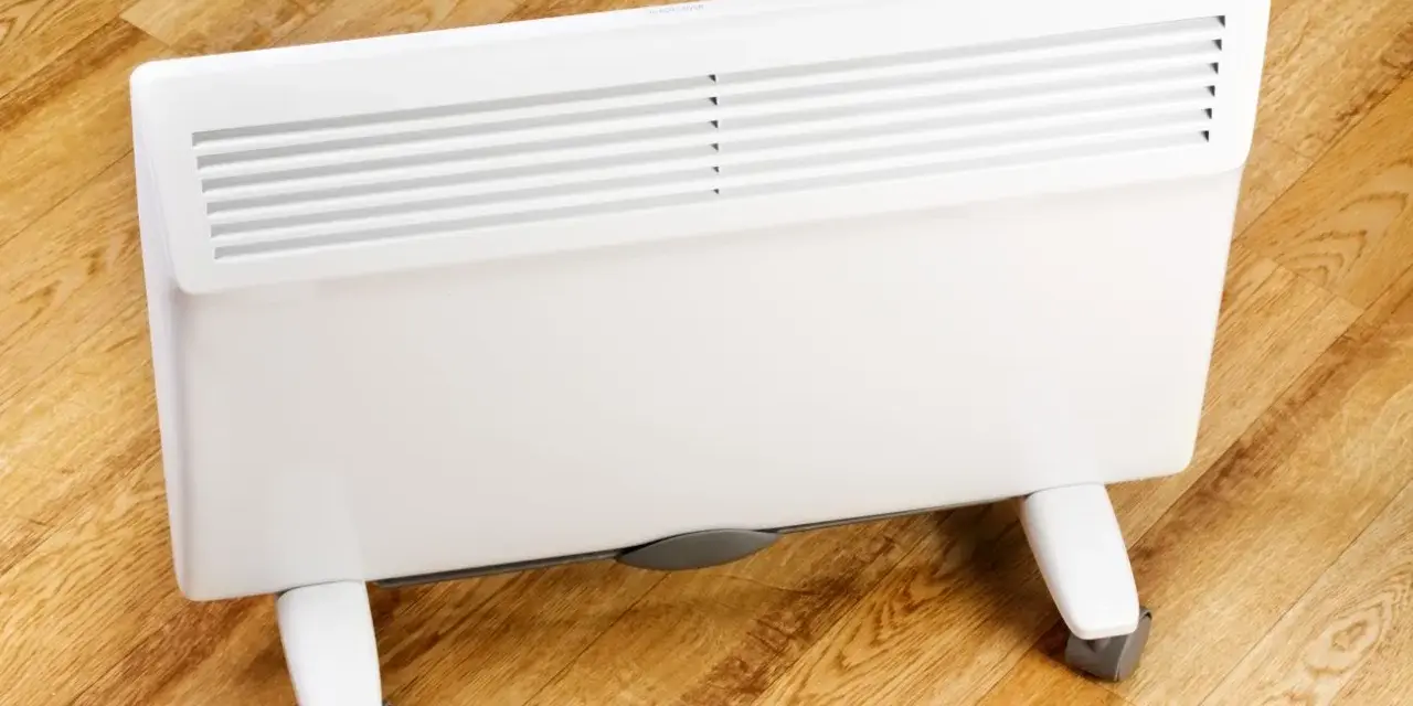 Biały grzejnik elektryczny na kółkach, idealny jako jaki grzejnik elektryczny do pokoju 25m2. Cyfrowy panel sterowania.