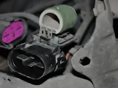 Zielony rezystor wentylatora chłodnicy, podłączony do złącza elektrycznego.