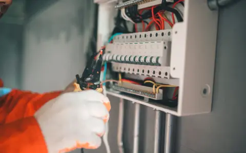 Jak wyciągnąć bezpiecznik bez ryzyka uszkodzenia instalacji elektrycznej