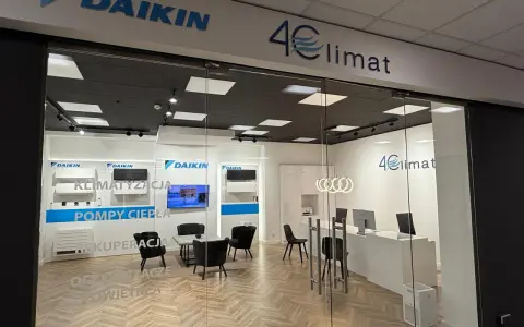 Witryna sklepowa z klimatyzacją Daikin i 4e climat, z ekspozycją urządzeń i meblami.