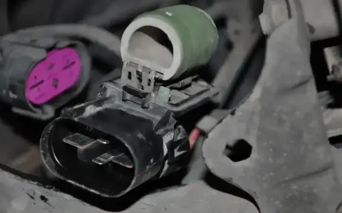 Zielony rezystor wentylatora chłodnicy, podłączony do złącza elektrycznego.
