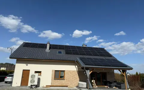 Dom z panelami fotowoltaicznymi na dachu. Rozważasz koszt fotowoltaiki? To inwestycja w przyszłość i ekologię.