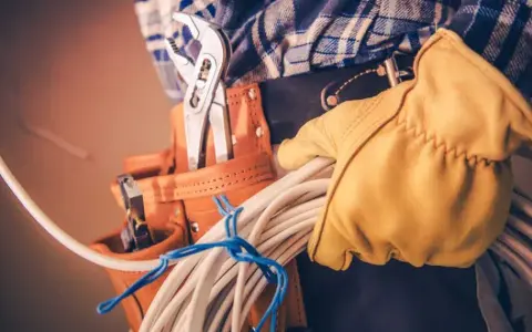 Jak nauczyć się elektryki i zdobyć praktyczne umiejętności w tym zawodzie