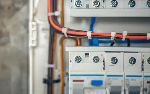 Nowoczesna instalacja elektryczna bezpuszkowa z uporządkowanymi przewodami w skrzynce rozdzielczej.