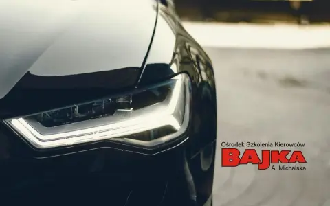 Jasne światła w samochodzie egzaminacyjnym ośrodka "Bajka".