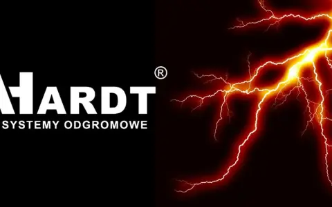 Logo HARDT SYSTEMY ODGROMOWE obok błyskawicy symbolizującej ochronę przed wyładowaniami. Złącze kontrolne uziemienia.