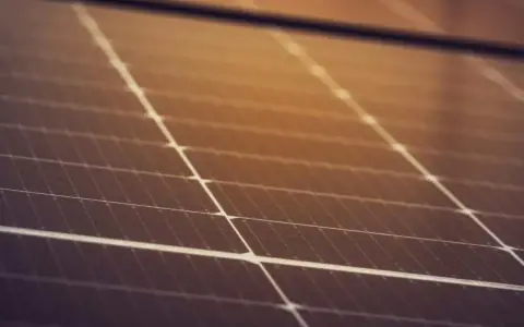 Zbliżenie na panel fotowoltaiczny. Zastanawiasz się, ile waży panel fotowoltaiczny? Ten lekki, ale wydajny element jest kluczowy dla produkcji czystej energii.