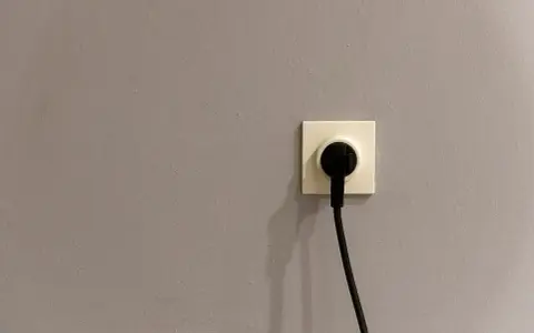 Gniazdko elektryczne z wtyczką, gotowe do podłączenia urządzeń w ramach taryfy g12w.