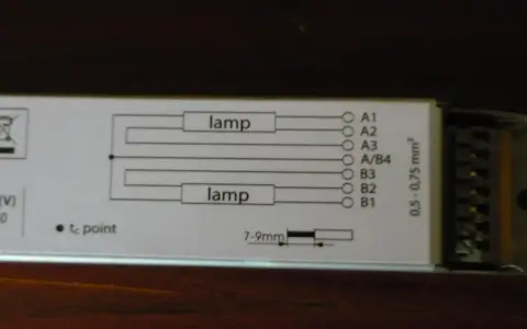 Schemat podłączenia dwóch lamp fluorescencyjnych do statecznika. Widać oznaczenia punktów przyłączeniowych A1-A3, A/B4, B1-B3.