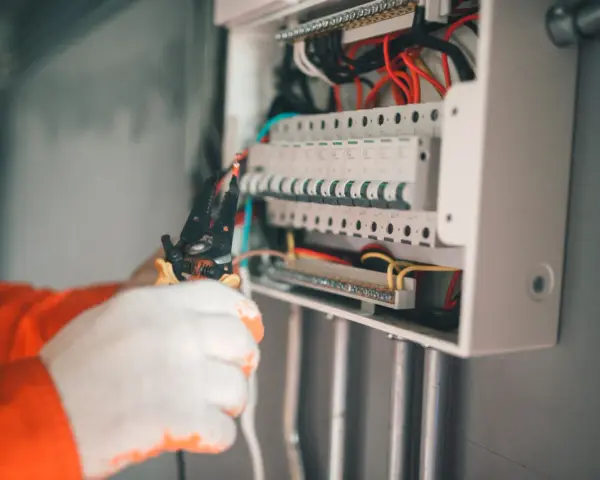 Jak wyciągnąć bezpiecznik bez ryzyka uszkodzenia instalacji elektrycznej