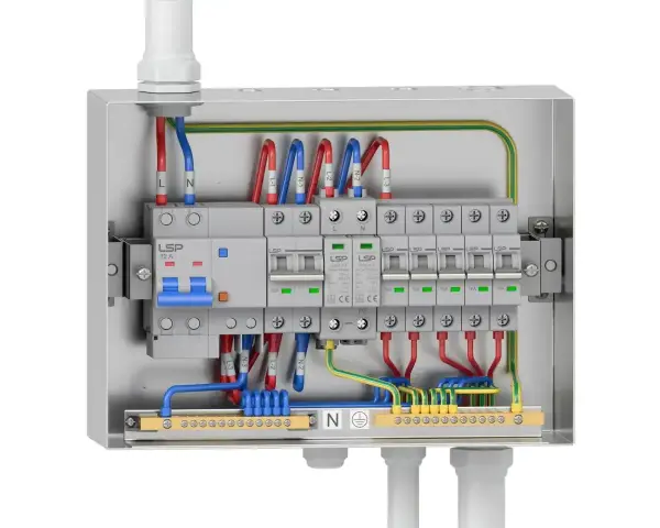 Wnętrze metalowej obudowy elektrycznej z wyłącznikami i przewodami. Widać bezpieczniki, listwy zaciskowe i oznaczenia L, N, PE. To profesjonalny rbk.