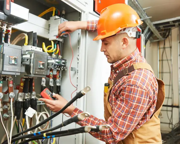 Ile zarabia elektryk po zawodówce? Zaskakujące fakty o wynagrodzeniach