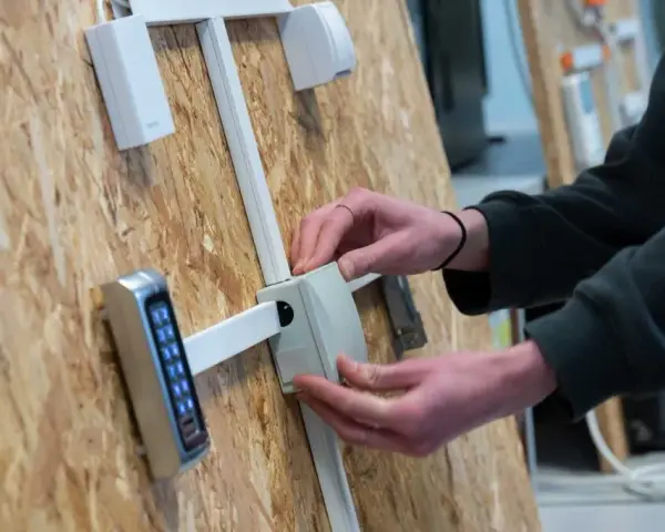 Technik elektryk jakie przedmioty rozszerzone - klucz do sukcesu w zawodzie