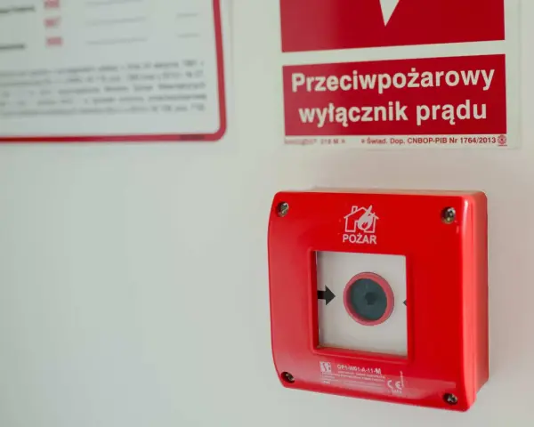 Kiedy wymagany jest przeciwpożarowy wyłącznik prądu w budynkach?