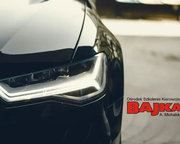 Jasne światła w samochodzie egzaminacyjnym ośrodka "Bajka".