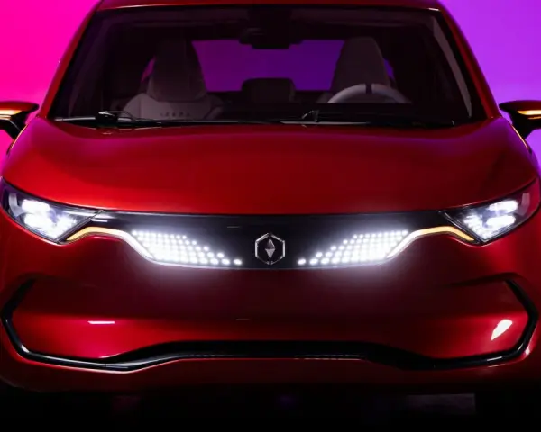 Czerwony polski samochód elektryczny Izera z nowoczesnymi światłami LED.