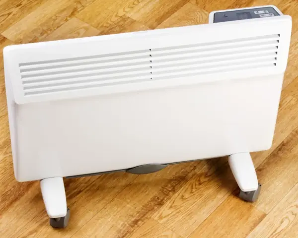 Biały grzejnik elektryczny na kółkach, idealny jako jaki grzejnik elektryczny do pokoju 25m2. Cyfrowy panel sterowania.
