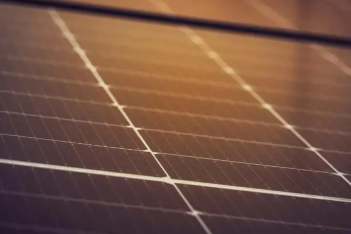Zbliżenie na panel fotowoltaiczny. Zastanawiasz się, ile waży panel fotowoltaiczny? Ten lekki, ale wydajny element jest kluczowy dla produkcji czystej energii.