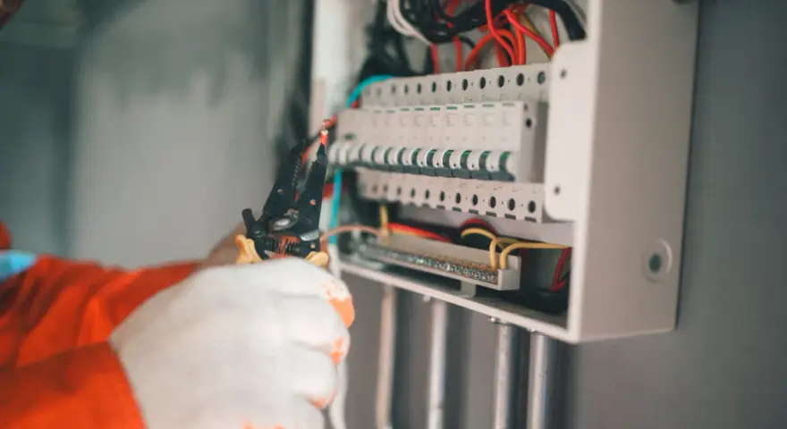 Jak wyciągnąć bezpiecznik bez ryzyka uszkodzenia instalacji elektrycznej