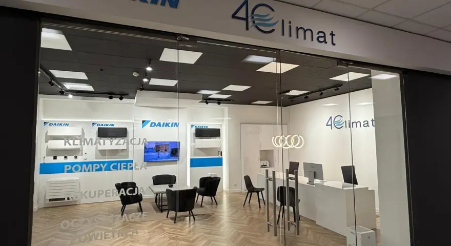 Witryna sklepowa z klimatyzacją Daikin i 4e climat, z ekspozycją urządzeń i meblami.