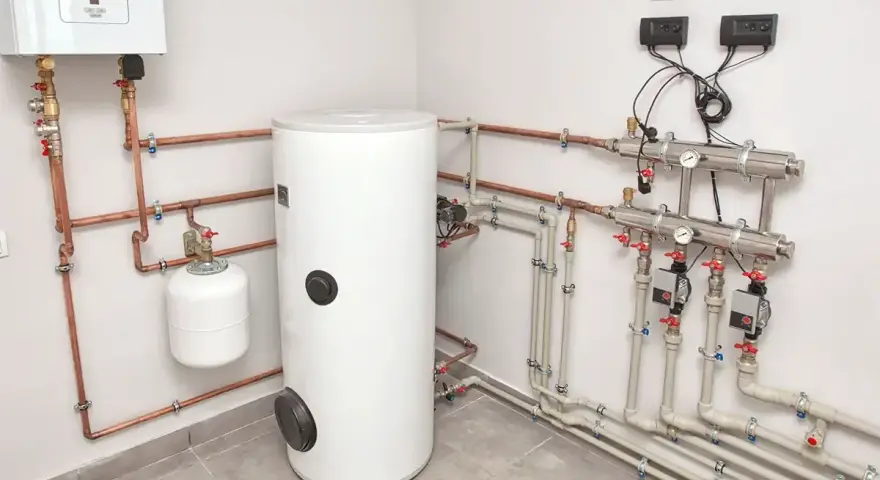 Nowoczesna instalacja grzewcza z zasobnikiem i kotłem. To rozwiązanie zapewnia najtańsze ogrzewanie mieszkania w kamienicy, minimalizując koszty.