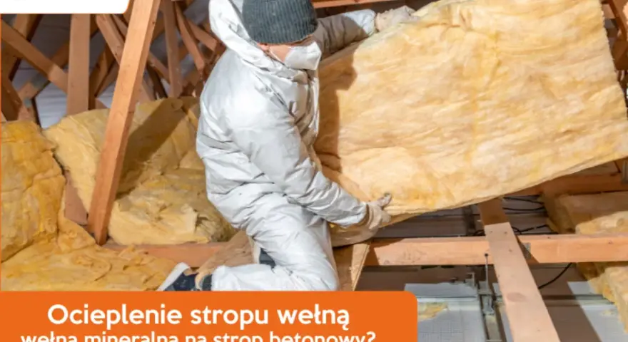 Ocieplenie stropu betonowego wełną mineralną. Pracownik w kombinezonie montuje izolację w poddaszu.