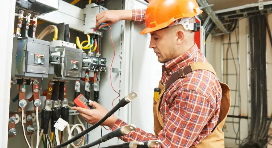 Ile zarabia elektryk po zawodówce? Zaskakujące fakty o wynagrodzeniach