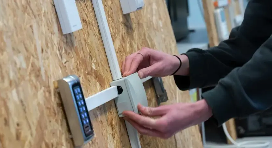 Technik elektryk jakie przedmioty rozszerzone - klucz do sukcesu w zawodzie