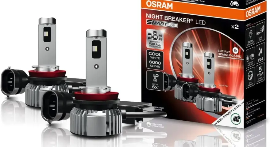 Dwa nowoczesne światła przeciwmgielne przednie LED OSRAM Night Breaker LED Smart ECE w opakowaniu.