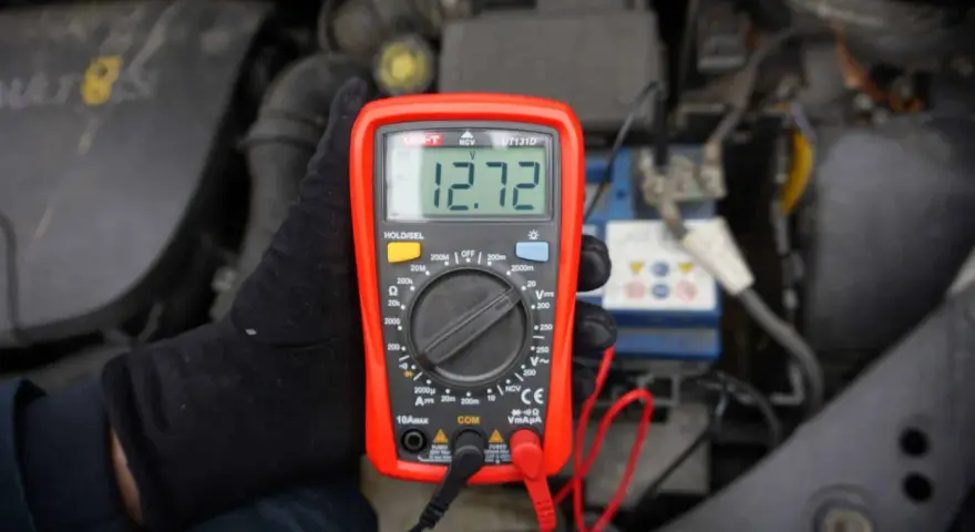 Multimetr pokazuje 12.72V, co jest dobrym wynikiem. Tak sprawdzisz akumulator.
