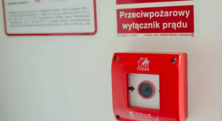 Kiedy wymagany jest przeciwpożarowy wyłącznik prądu w budynkach?