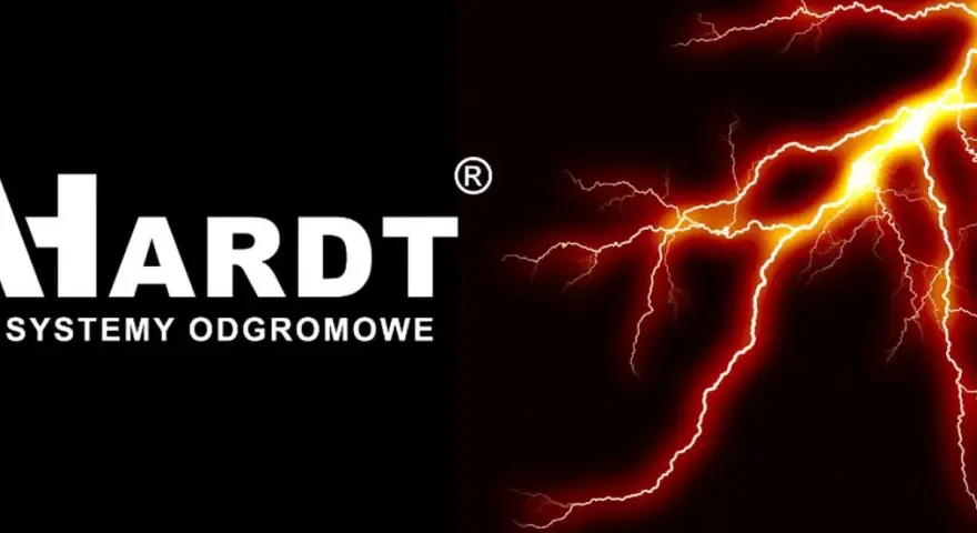 Logo HARDT SYSTEMY ODGROMOWE obok błyskawicy symbolizującej ochronę przed wyładowaniami. Złącze kontrolne uziemienia.