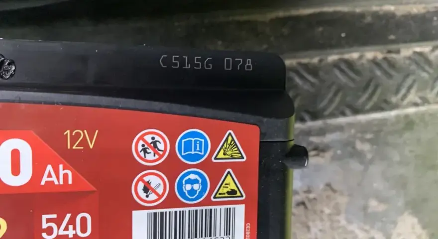 Na akumulatorze widoczny kod C5156 078, który może oznaczać datę produkcji akumulatora.