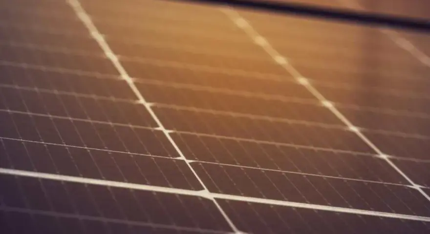 Zbliżenie na panel fotowoltaiczny. Zastanawiasz się, ile waży panel fotowoltaiczny? Ten lekki, ale wydajny element jest kluczowy dla produkcji czystej energii.