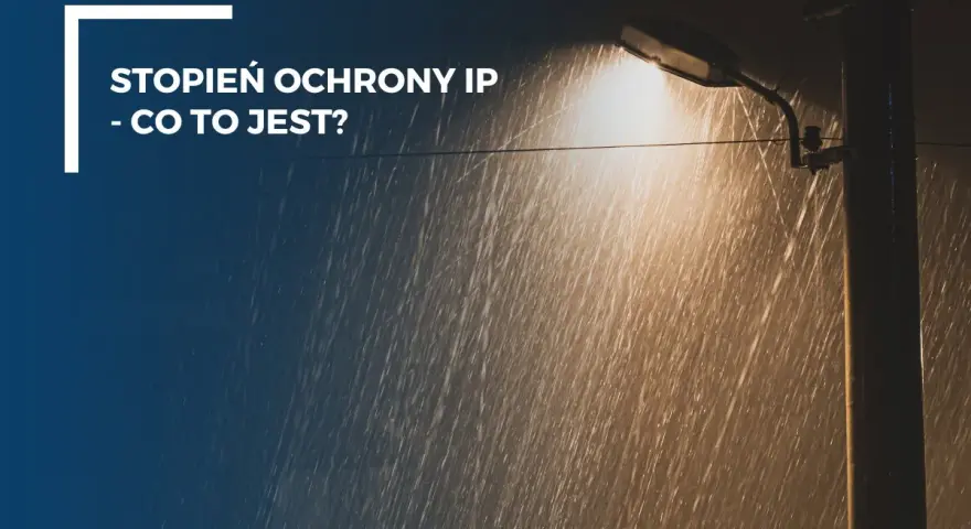 Latarnia uliczna świeci w deszczu. Tekst informuje, co oznacza stopień ochrony IP55, czyli odporność na kurz i strumienie wody.