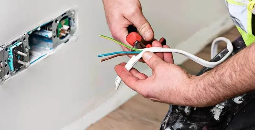 Ile naprawdę kosztuje punkt elektryczny? Ceny montażu i porady