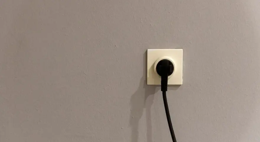 Gniazdko elektryczne z wtyczką, gotowe do podłączenia urządzeń w ramach taryfy g12w.
